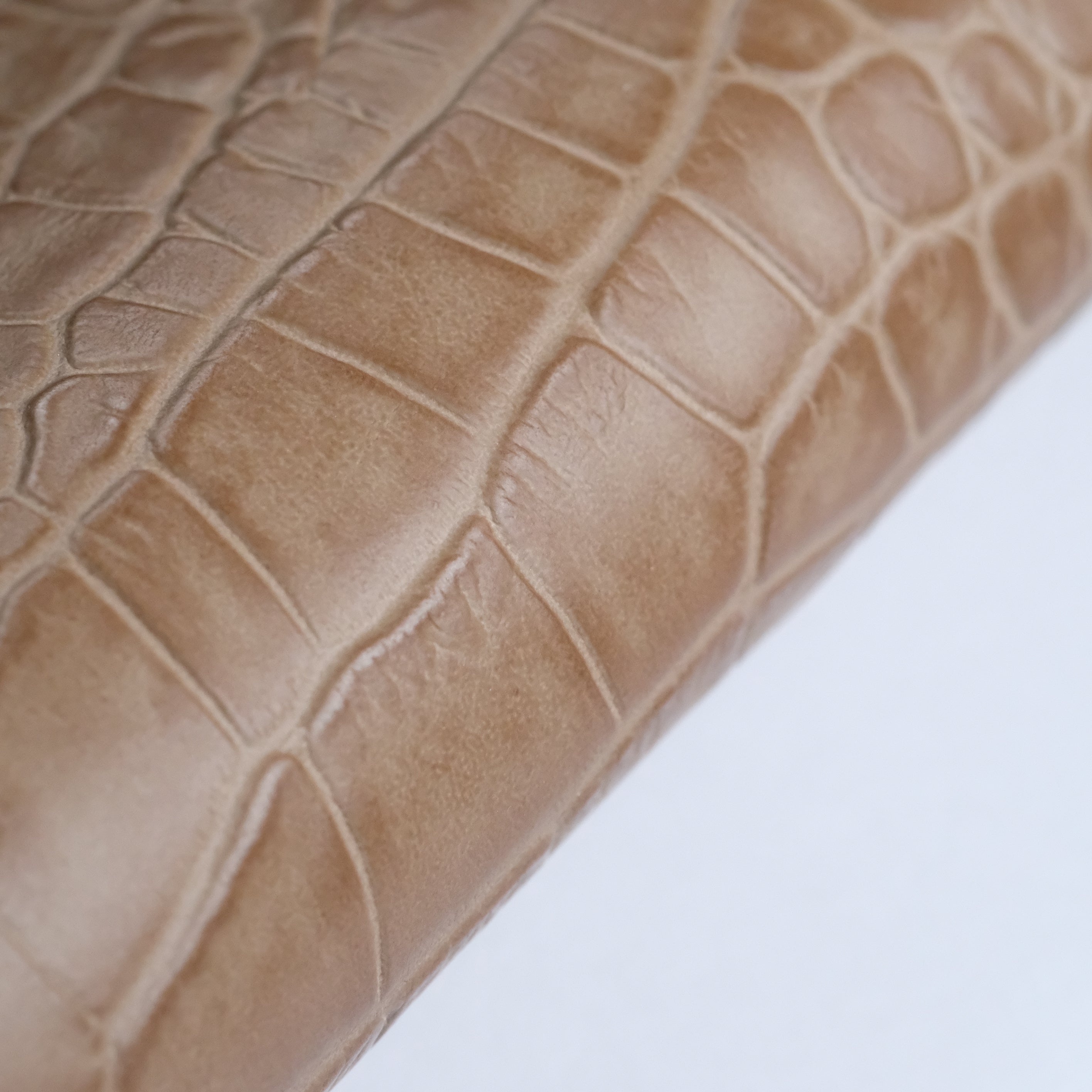 Embossed-alligator-grain-natural-texture.jpg