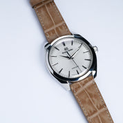 The RSM Watch Strap Curved Lugs Alligator Rectangular Grain in Taupe highlights refined Japanese craftsmanship with its taupe alligator leather and distinctive rectangular grain, shown on a sleek white background.