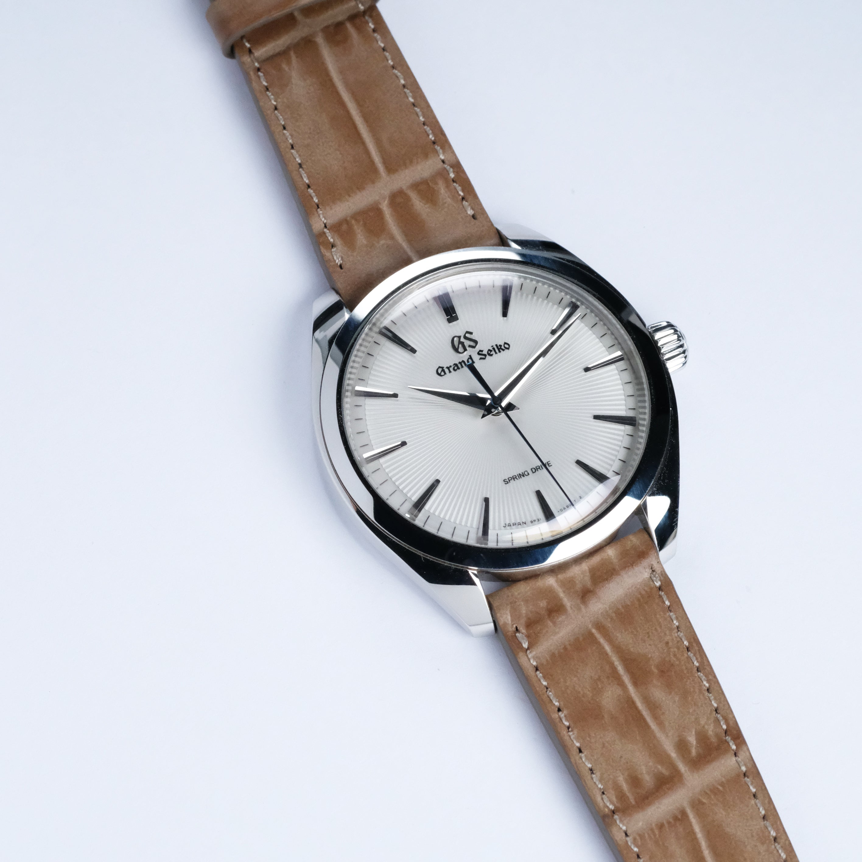 The RSM Watch Strap Curved Lugs Alligator Rectangular Grain in Taupe highlights refined Japanese craftsmanship with its taupe alligator leather and distinctive rectangular grain, shown on a sleek white background.